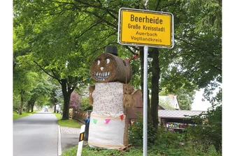Auerbacher Ortsteil hat schon 2026 im Blick: Konzept für Veranstaltungskalender steht - Strohpuppen und ähnlicher Schmuck zeugen dieses Jahr vom 450. Gründungsjubiläum.