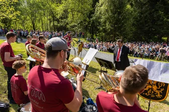 Auerbacher Ortsteil putzt sich zum Jubiläum mächtig heraus - Warum Roland Kaiser nur fast mitmischt - Mehr als 600 Besucher kamen zum Pfingstsingen 2023. Wie viele werden es wohl dieses Jahr?