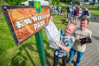 Auerbacher Park wird nach Fabrikbesitzer benannt - Gemeinderat und Ideengeber Ulf Lange (Foto, links) sowie Ortschronist Frank Bayer lüfteten das Geheimnis um den F. W. Wieland Park.
