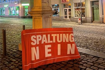 Auerbacher Protestler wollen Demo-Pause einlegen - Montagabend im vogtländischen Auerbach: Das von den Veranstaltern aufgestellte Plakat hat Symbolcharakter.