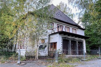 Auerbacher Schandflecke: Gemeinde kann nur bei Gefahr eingreifen - Das frühere Kino im Auerbacher Schulgutweg ist eines der baufälligen privaten Gebäude, gegen die der Gemeinderat gern etwas unternehmen würde. Aber der Gemeindeverwaltung sind die Hände gebunden, lediglich einen Zaun zur Abwehr von Gefahren konnte sie aufstellen. Ein früherer Versuch, das Gebäude zu kaufen, um es abreißen zu können, war aus verschiedenen Gründen gescheitert.