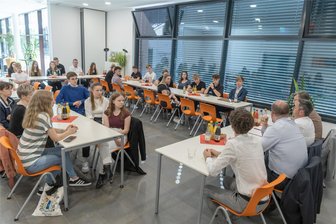 Auerbacher Schüler geben Kultusminister bei den Themen neue Schulfächer und Digitalisierung Hausaufgaben mit auf den Heimweg - Schülervertreter, Lehrer und Schulleiter diskutierten am Dienstag mit Kultusminister Christian Piwarz darüber, welche Rahmenbedingungen der Schulalltag braucht und wo es aus Sicht der Jugendlichen Handlungsbedarf gibt.