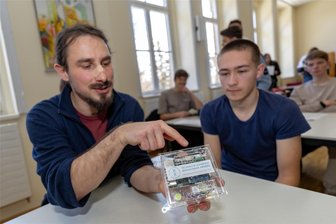 Auerbacher Schüler zeichnen Erdbeben selbst auf - Olaf Hellwig erklärt die Funktionen des Seismographen Joakim Schüler (Klasse 11).