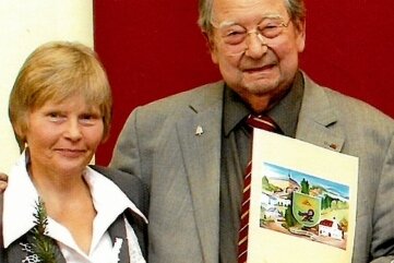 Auerbacher Schulgeschichte bekommt ein eigenes Buch - Hannelore Viertel und Otmar Baumann, Schulleiter aus der Partnergemeinde Welzheim, im Jahr 2013.