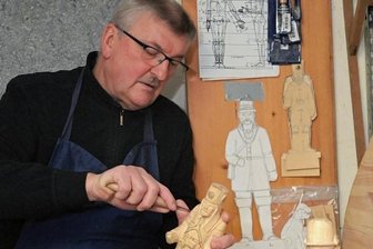 Auerbacher: "Schwarzes Blech" passt nicht - Aktuell arbeitet Bernd Roscher unter anderem an einem Bergmann.