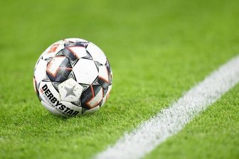 Ein Fußball liegt auf dem Rasen.