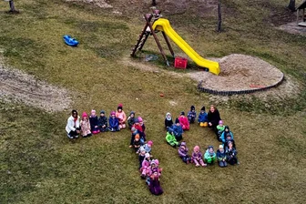 Auerbacher Sonnenschein-Kinder feiern 70. Geburtstag - Bewegung und Tanz sind Teil des Profils der Kita. So haben sich die Kinder als 70 formiert.