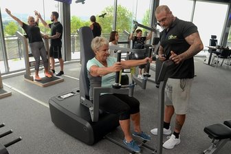 Auerbacher Sportstudio Diafit bekommt einen Outdoor-Bereich - Studioleiter Marco Peruzzi (vorn) gibt Christine Adler Tipps für das Absolvieren des Kraft-Beweglichkeits-Zirkels. Rund 450 Menschen trainieren regelmäßig bei Diafit an der Sternkoppel.