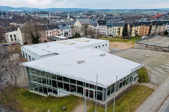 Auerbacher Stadtbauhof bezieht ehemaliges BMW-Autohaus - Das ehemalige BMW-Autohaus an der Willy-Brandt-Straße wird zum neuen Quartier für den Stadtbauhof von Auerbach.
