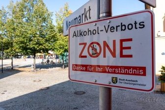 Auerbacher Stadtrat beschließt neue Zone ohne Alkohol - Der Stadtrat von Auerbach hat bei seiner Sitzung am Montagabend eine neue Alkoholverbotszone beschlossen. Sie befindet sich im Bereich der "Nettotreppe". Nicht mehr in der Verbotszone enthalten ist der abgebildete Bereich des Neumarkts.