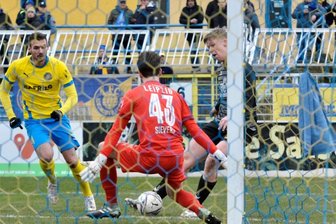 Auerbacher Steigerung nicht belohnt - Tomas Kepl (rechts) lässt hier die große Chance zur Auerbacher Führung liegen. Das war in der 15. Minute. Und wer weiß - vielleicht hätte das Spiel bei einem 1:0 für den VfB einen anderen Weg eingeschlagen.