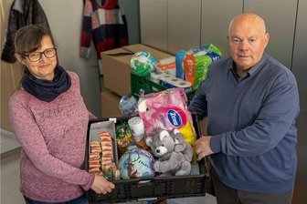 Auerbacher Tafel nimmt Spenden für Flüchtlinge an - Momentan lagern in der Anlaufstelle der Tafel am Altmarkt 9 vor allem Spenden von Auerbacher Geschäftsleuten wie Spielzeug, Hygieneartikel oder Süßigkeiten. Künftig nehmen die Ehrenamtler Kerstin Galko und Friedrich Fuchs hier nach Voranmeldung auch Grundnahrungsmittel an. Damit will sich die Tafel speziell für die weitere Unterstützung ukrainischer Flüchtlinge fit machen.