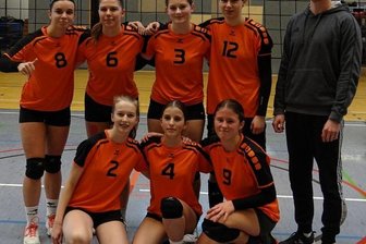 Auerbacher und Rodewischer eine Runde weiter - Bei den Mädchen der Wettkampfklasse II freute sich das Team des Auerbacher Goethe-Gymnasiums über den Turniersieg in Oelsnitz und das Ticket fürs Sachsenfinale.