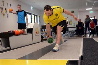 Auerbacher Verbandsliga-Kegler haben es trotz Niederlage weiter selbst in der Hand - Tobias Rössel vom SKV Auerbach zimmerte gegen Nerchau mit bärenstarken 668 Kegel eine neue persönliche Bestleistung auf die heimische Bahn.