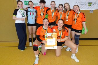 Auerbacher Volleyball-Mädchen gewinnen Silber in Sachsen - Die U-18-Mädchen des Auerbacher Goethe-Gymasiums freuen sich über Silber beim Landesfinale von „Jugend trainiert für Olympia“.