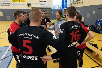 Auerbacher Volleyballer geben die Spitzenposition wieder ab: „Wir nehmen das sportlich“ - Der VSV Fortuna Göltzschtal während eines Timeouts, in Grau Trainer Michael Berbalk.