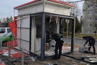 Auerbacher von Riesenrums am Neujahrsmorgen geweckt: Sparkassen-Würfel fliegt in die Luft - Kriminaltechniker untersuchen am Neujahrsmorgen, wie es zu der Explosion des Sparkassenwürfels gekommen ist.