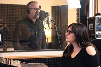 Auerbacher zieht Radiovertrag an Land - Pieter und Vivien Müller bei Aufnahmen im Tonstudio von Schlager Radio in Berlin.
