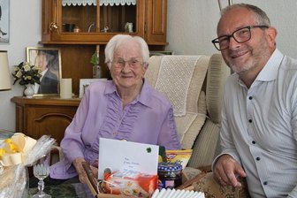 Auerbacherin wird 100: Warum die Jubilarin im hohen Alter von der Großstadt in die Kleinstadt zog - Die Jubilarin Gisela Schlüter hatte auch Oberbürgermeister Jens Schaff zu Besuch an ihrem 100. Geburtstag.