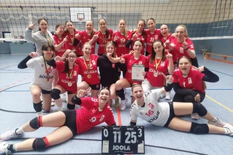 Auerbacherinnen spielen sich mit Volleyballfeuerwerk zum Vogtlandmeistertitel - Große Freude nach dem letzten Heimspieltag: Die U 18 des VSV Fortuna Göltzschtal ist Vogtlanndmeister.