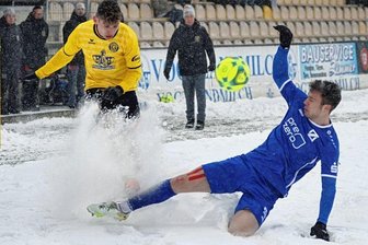 Auerbachern fehlt die Konsequenz im Abschluss - Zweikampf im Schnee: VfB-Torschütze Vojtech Cermus (links) wird hier bei einer Eingabe vom Zorbauer Ben Zeigler bedrängt.