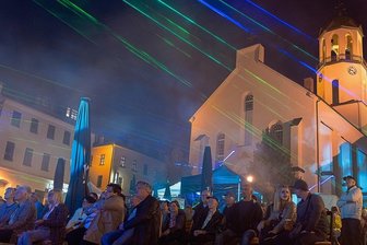 Auerbachs Feier-Monat steht an: Stadtfest, Töpfermarkt, Open Air - Auch wenn das Konzept des Auerbacher Stadtfestes kein mittelalterliches Markttreiben auf dem Altmarkt mehr vorsieht - die gute Stube der Auerbacher Innenstadt bleibt selbstverständlich Veranstaltungsort. Das Foto stammt von der Musik- und Orgelnacht 2019.