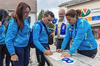 Auerbachs Goldenes Buch wird internationaler - Sportler aus Zypern haben sich am Donnerstag in das Goldene Buch der Stadt Auerbach eingetragen.