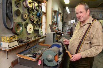 Auerbachs schärfste Ecke: Konrad Gerisch gibt Messer und Scheren feinen Schliff - Konrad Gerisch, hier an einer Schleifmaschine in der Werkstatt, führt in vierter Generation die gleichnamige Schleiferei in Auerbach.