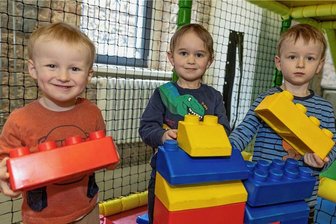 Auerbachs überdachte Spielwiese - Jaris (3), Janne (5) und Gianni (5) gehörten in dieser Woche zu den Gästen auf dem Indoor-Spielplatz der Auerbacher Kulturfabrik an der Beegerstraße.