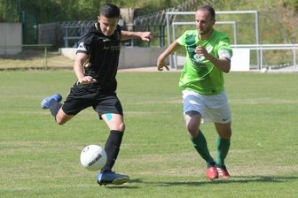 Auerhammer gewinnt Derby - Mohammed Khemiri (l.) vom SV Auerhammer steuerte zum 3:1-Derbysieg in Thalheim zwei Tore bei. 