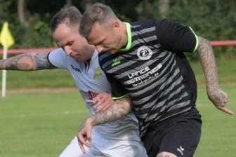 Auerhammer schreibt Geschichte - Schneebergs Christian Küllig (links) rangelt in dieser Szene mit Ronny Schultze von der SpVgg Reinsdorf-Vielau um den Ball. 