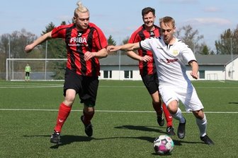 Auerhammer spielt erneut seine Derbystärke aus - Schneebergs Vincent Michl behauptet in dieser Szene den Ball und steuerte zum 4:1-Heimsieg seiner Elf selbst ein Tor bei.