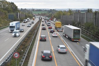 Auerswalder Blick an der A 4: BMW-Fahrer auf Parkplatz abgelenkt und dann bestohlen -