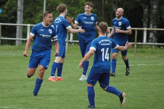Auerswalder Fußballer schöpfen Hoffnung – und sind nun Fans von Lokomotive Leipzig - Pascal Oehme, der Auerswalder Kapitän (l.), erzielte kurz vor Schluss den Siegtreffer für das Schlusslicht der Mittelsachsenliga.