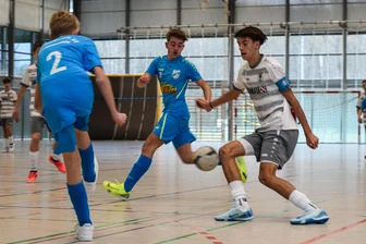 Auerswalder Kicker landen bei eigenen Winterturnieren zweimal auf dem Podest - Die Auerswalder C-Junioren, hier mit Jakob Janich (Nr. 2) und Charlie Uhle (M.) im Spiel gegen die SG Dölzschen, verpassten eine vordere Platzierung.