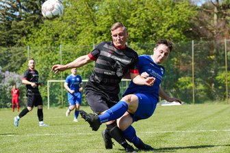 Auerswalder Trainer bleibt demütig: „Der Sekt wird nicht kaltgestellt“ - Marvin Gärtner (r.) und der SV Wacker Auerswalde könnten am Sonntag den Aufstieg in die Mittelsachsenliga bereits klarmachen.