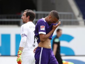 Aues Auswärtsschwäche hält an: Niederlage in Heidenheim -             Aues Torwart Martin Männel (l.) und Aues Malcolm Cacutalua stehen enttäuscht auf dem Platz.