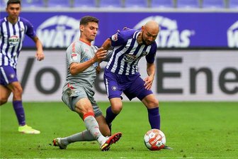 Aues "Dynamo-Experte" Philipp Riese glaubt an den Sieg im Derby - Philipp Riese (re.) im Zweikampf mit Paderborns Marco Schuster. In der Partie am 19. September zog sich der Auer eine Muskelverletzung zu. Mit einem Kurzeinsatz in Bremen kehrte er nun auf den Platz zurück.
