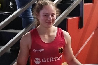 Aues erfolgreichste Ringerin holt dritte Medaille im dritten Anlauf: Und diesmal glänzt sie goldfarben - Gerda Barth ist überglücklich: In Elsenfeld hat die Veilchenringerin den deutschen Meistertitel der Frauen geholt. Basis dafür waren drei Siege im 68-Kilogramm-Limit.