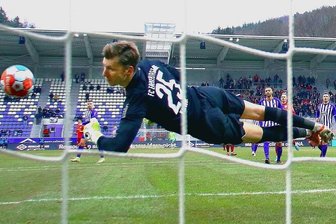 Aues Ersatztorwart Philipp Klewin: "Ich will wieder eine Nummer 1 werden" - Philipp Klewin streckt sich und verhindert im Heimspiel gegen Regensburg einen Gegentreffer. Nach einem 0:0 im April 2020 in Karlsruhe war es sein zweites Pflichtspiel für den FCE.