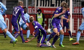 Aues Kaltstart in Stuttgart endet remis - Stuttgarts Erich Berko (3.v.li.) erzielt nach einem Eckball den Führungstreffer zum 1:0. Die Auer können nur zuschauen.