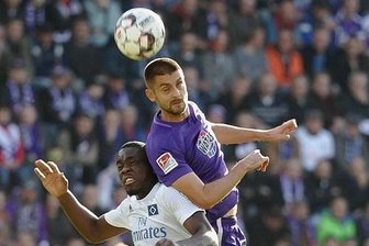 Aues leidenschaftlicher Kampf gegen den HSV bleibt unbelohnt - Aues Dimitrij Nazarov setzt sich im Kopfballduell gegen den Hamburger Orel Mangala durch.