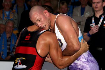 Aues Olympionike lässt kurz die Hoffnung auf eine Wende aufkeimen - Der polnische Olympia-Fünfte Arkadiusz Kulynycz (86 kg/k) sorgte mit seinem Punktsieg über den Italiener Luca Dariozzi noch einmal für Hoffnung im Lager des FC Erzgebirge Aue.