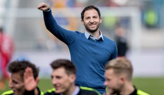 Aues Retter wechselt von Lila-Weiß zu Königsblau - Da kommt Freude auf. Domenico Tedesco ist ein kometenhaften Aufstieg in die Beletage des deutschen Fußballs gelungen.