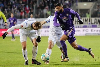 Aues Soukou: Heiß auf die wichtigen Tore - Cebio Soukou setzt sich im Spiel gegen Darmstadt, in dem er wieder in die Startelf rückte, gegen zwei Gegner durch.