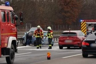 Auf A 4 kracht es zweimal - Zunächst waren gegen Samstagmittag zwei Fahrzeuge auf der A 4 bei Frankenberg zusammengestoßen.
