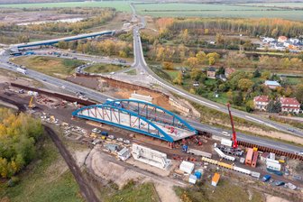 Auf A 72 nach Leipzig droht Stau: Neue Baustelle bei Zwenkau - Vor vier Jahren wurde in Großdeuben diese Stahlbogenbrücke für die A72 eingebaut.