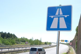 Auf A4 bei Crimmitschau lauert Gefahr: Im Baustellenbereich löst sich die gelbe Fahrbahnmarkierung - Auf der Autobahn bei Crimmitschau hat sich die gelbe Fahrbahnmarkierung gelöst.
