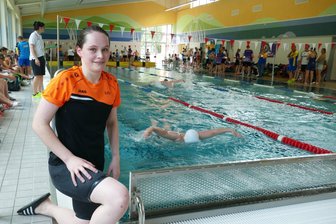 Auf Arbeit acht Titel abgeräumt: Zschopauer Schwimmerin glänzt bei Erzgebirgsspielen - Für Lilly Kreißig wurde ihr Arbeitsplatz bei den Erzgebirgsspielen zur Wettkampfbühne.