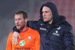 Auf Aues Wunschzettel steht ein Stürmer - Spendeten sich nach dem 0:1 in Sandhausen gegenseitig Trost: die Auer Routiniers Michael Fink (links) und Tobias Nickenig. 